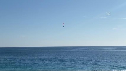 Yamaç paraşütü kapanan 2 pilot, yedek paraşütle çakılmaktan kurtuldu
