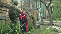Mariupol cercada pelas tropas russas aguarda batalha final