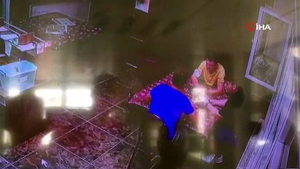 Havai fişekler kahvehaneye düştü, panik anları kamerada