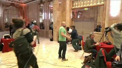 Una activista interrumpe la conferencia de Marine Le Pen en París