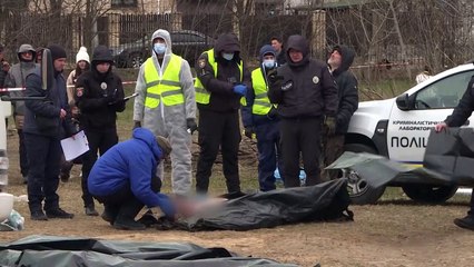 المدعي العام في المحكمة الجنائية الدولية كريم خان يزور مدينة بوتشا الأوكرانية