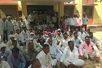 आरोपियों की नहीं हुई गिरफ्तारी, डीएसपी कार्यालय के सामने धरना