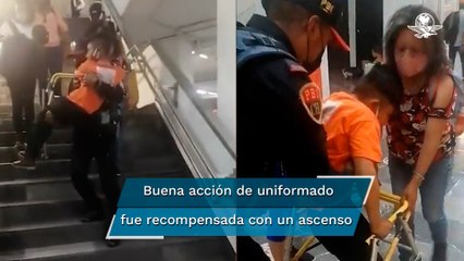 Policía de CDMX carga a niño con dificultades para caminar y lo ayuda a bajar escaleras del Metro