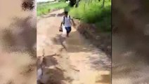 Em Cajazeiras, alunos descalços encaram cerca de 1 km na lama para chegarem a transporte escolar