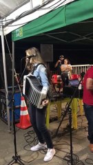 ESSA  MULHER   CANTA DE MAIS E TOCA  ACORDEON