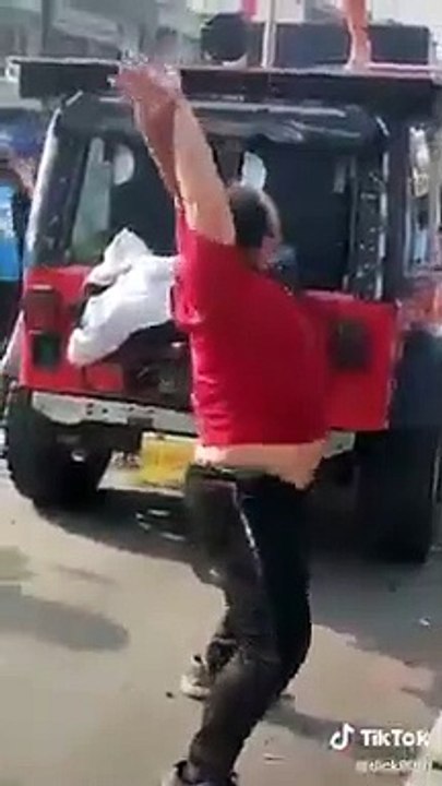 鋼管女郎站車頂熱舞 他在車尾跟著跳 「這1翻」網全嗨翻