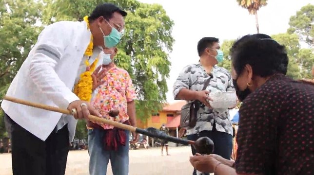 สงกรานต์ 2565 แบบ New Normal ใช้กระบวยต่อด้ามยาว รดน้ำผู้สูงอายุ