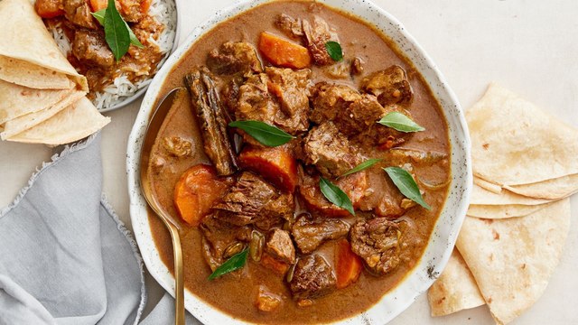 Độc đáo với món sườn bò hầm sốt cay và cơm cháy thơm ngon