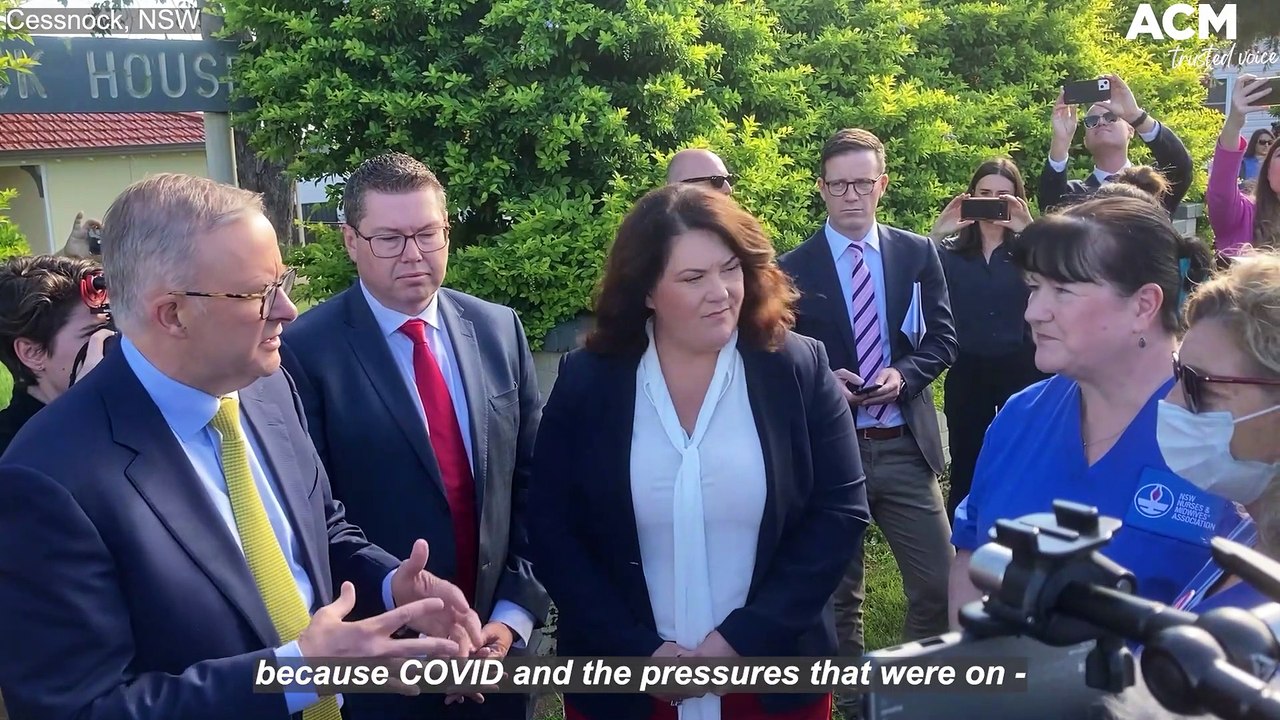 Hunter community health nurse Lorna Scott talks to Labor leader Anthony Albanese in Cessnock, NSW | April 14, 2022 | Newcastle Herald