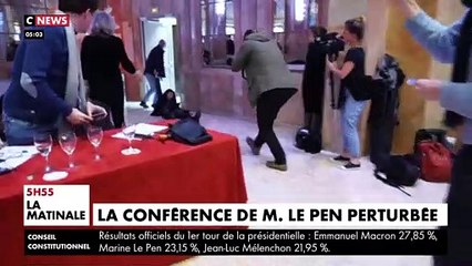 Images et explications après l'incident pendant la conférence de Marine Le Pen avec l'évacuation d'une militante opposée à la candidate