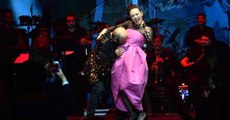 Sahnede eğlenceli anlar! Oyuncu Serkan Keskin, 4 aylık hamile Demet Evgar'ın karnını öptü