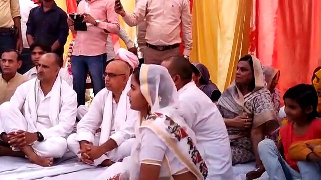 वे कर्नल बैंसला को श्रद्धांजलि देने हेलीकॉप्टर से पहुंचे