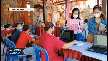 WNA Antusias Ikut Vaksinasi Booster Di Ubud