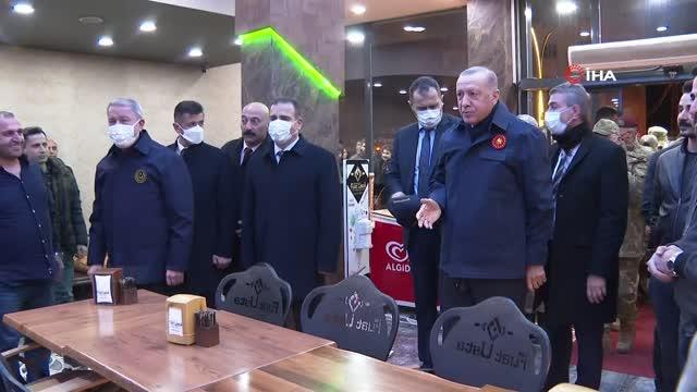 Cumhurbaşkanı Erdoğan, iftar sonrası baklavacıda vatandaşlarla sohbet etti