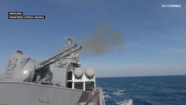 L'incrociatore Moskva colpito dai missili ucraini nel Mar Nero. Ma la versione russa è diversa