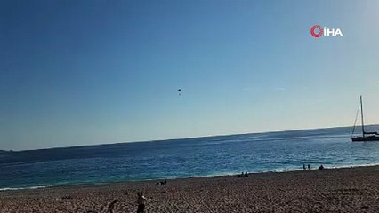 Yamaç paraşütü kapanan iki pilot 200 metreden denize indi