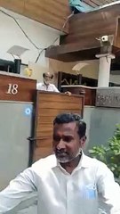 அருகில் வந்த ரசிகர்.. இது என்ன தாமரையா?.. அப்படியே கையில் வாங்கிய ரஜினிகாந்த்! அடுத்து நடந்த சம்பவம்