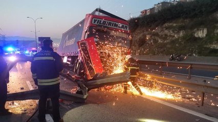 Bariyerlere çarpan tır Anadolu Otoyolu'nun Kocaeli kesiminde ulaşımı aksattı