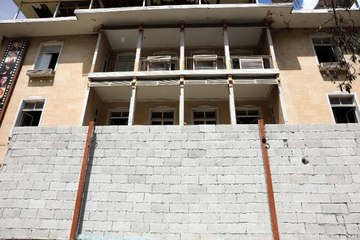 100 YILLIK TAŞ BİNANIN KAPILARI, HIRSIZLARA KARŞI BRİKET ÖRÜLEREK KAPATILDI