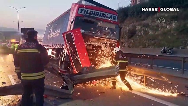 Kocaeli Gebze'de bariyerlere çarpan tır Anadolu Otoyolu'nun Kocaeli kesiminde ulaşımı aksattı