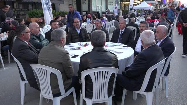10 BİN KİŞİ, 2 KİLOMETRELİK İFTAR SOFRASINDA BULUŞTU