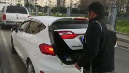 İki aracın gizli bölmelerinden gümrük kaçağı 205 cep telefonu çıktı