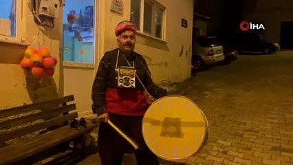 75 yaşındaki davulcu, köyü sahura kaldırıyor