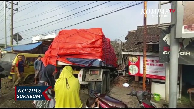 Truk Pengangkut Pupuk Hantam Rumah Dan Dua Mobil