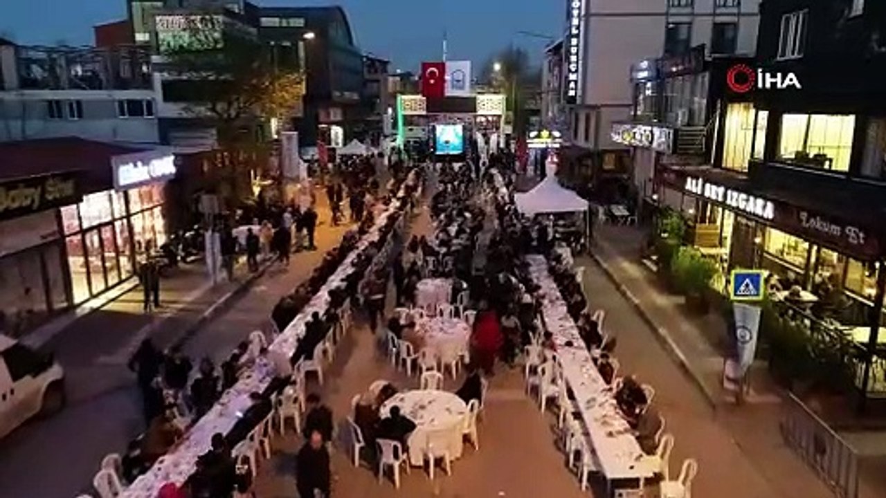 Caddeyi trafiğe kapattılar, 12 bin kişi aynı sofrada iftar yaptı
