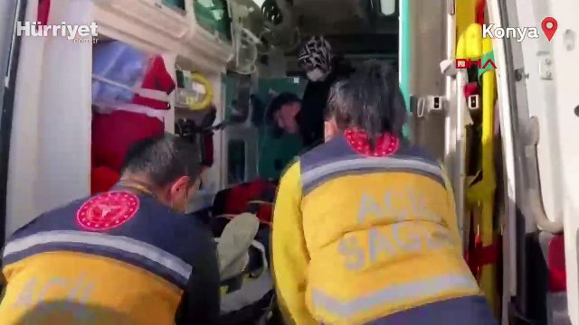 Kamyonet, işçi servis minibüsüyle çarpıştı