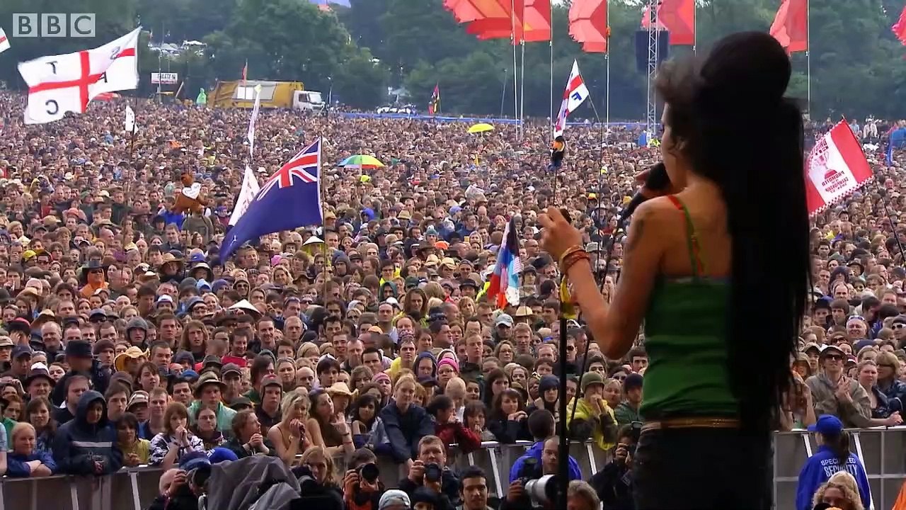 Amy Winehouse chante "Tears Dry On Their Own" à Glastonbury