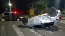 Após colisão, condutor de veículo Gol capota na rua Pará em Umuarama