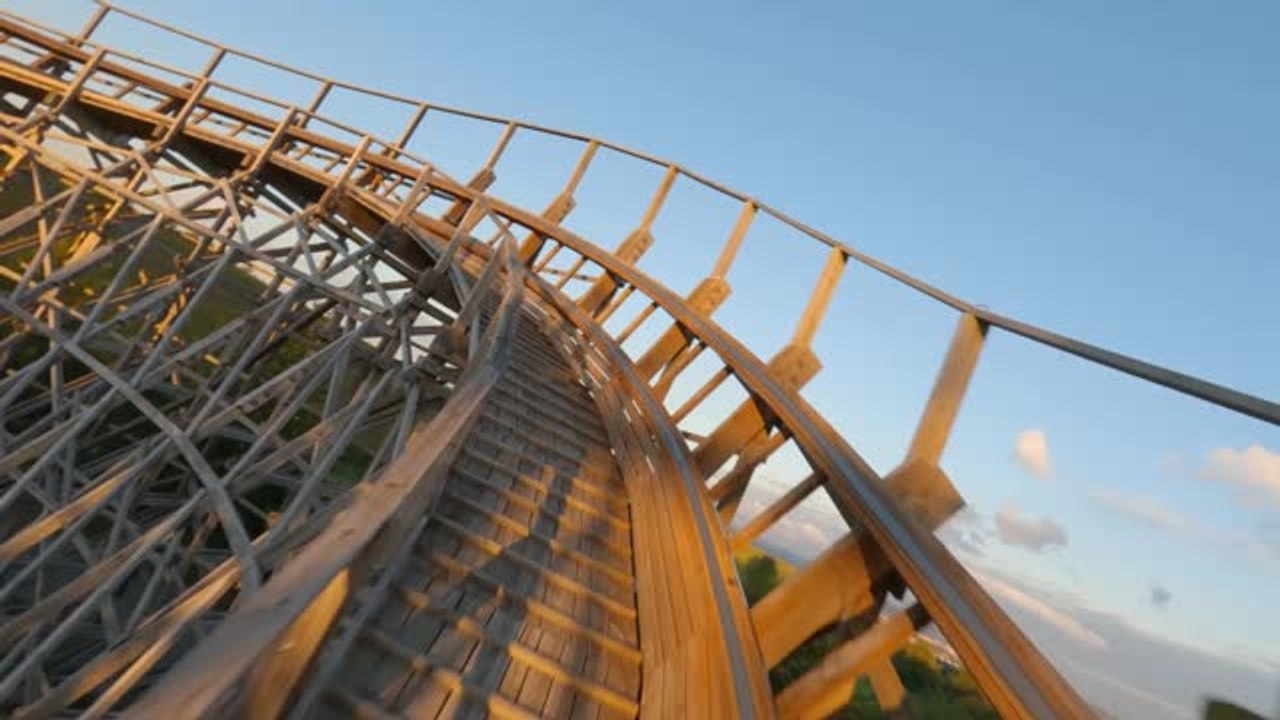 Parkour-Crew macht Achterbahn unsicher