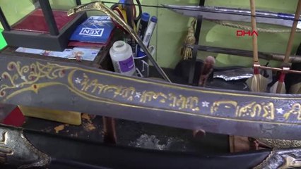 EVİNİN ALTINDAKİ ATÖLYEDE GELENEKSEL YÖNTEMLERLE KILIÇ, ZIRH, BIÇAK ÜRETİYOR