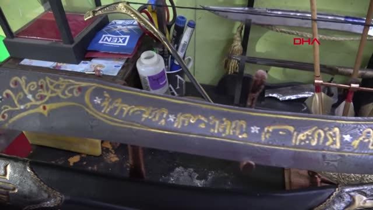 EVİNİN ALTINDAKİ ATÖLYEDE GELENEKSEL YÖNTEMLERLE KILIÇ, ZIRH, BIÇAK ÜRETİYOR
