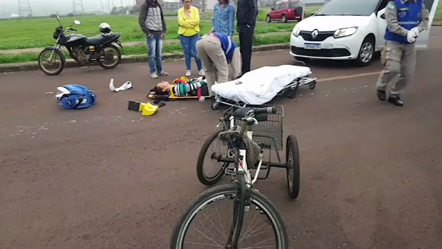 De triciclo, idosa é atingida por carro e precisa ser socorrida pelo Corpo de Bombeiros