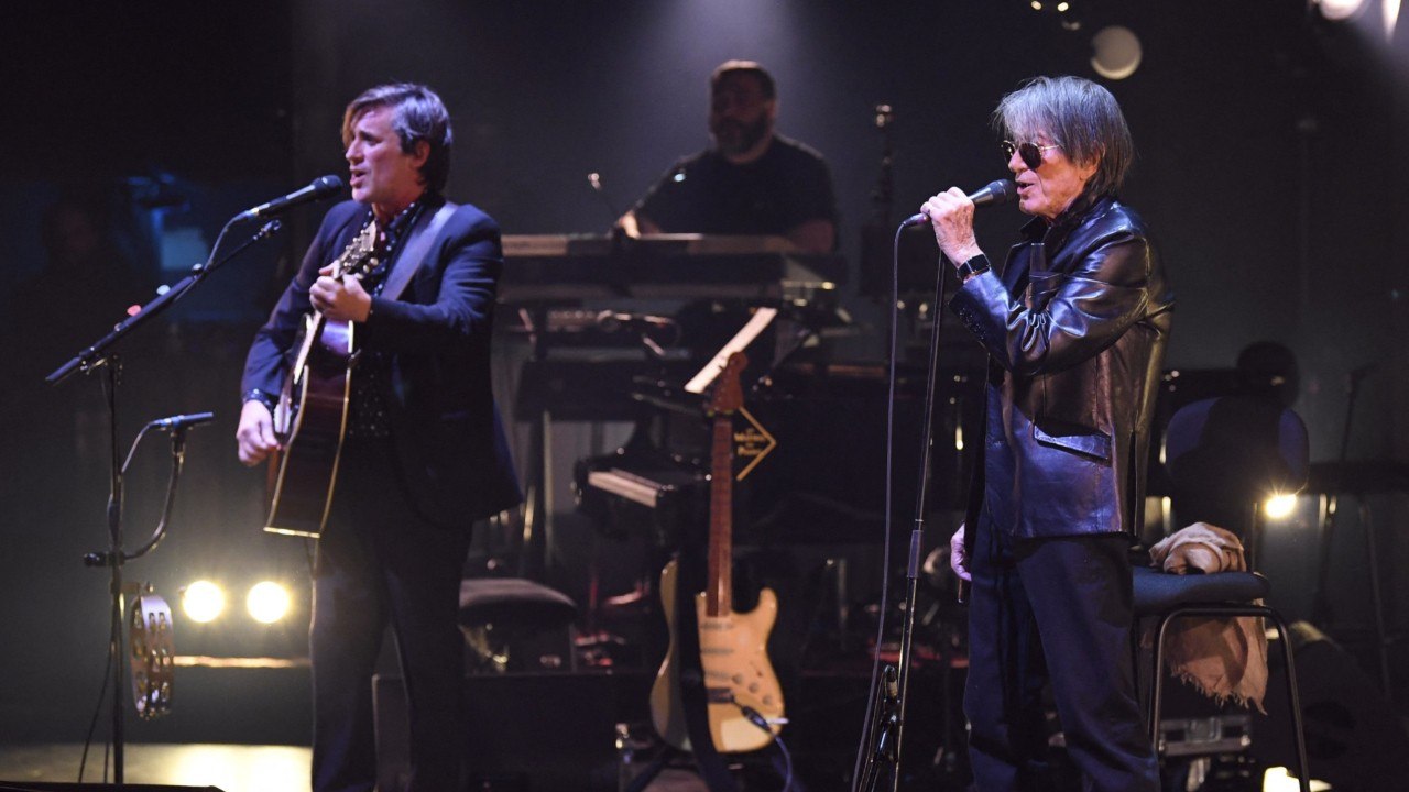 GALA VIDEO - Jacques et Thomas Dutronc en tournée : l'élégante apparition sur scène de Françoise Hardy