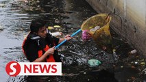 MCA man leaps into garbage-filled drain to drive home message on pollution