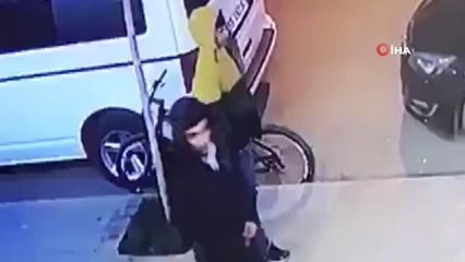 Kaldırıma bırakılan bisikletin çalınma anı kamerada