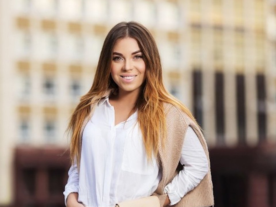 Influencer zeigen: Weiße Hemden sind 2022 angesagt