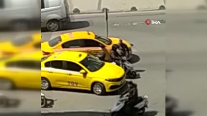 Zeytinburnu'nda motosiklet sürücüsü, tartıştığı taksiciyi böyle ezmeye çalıştı