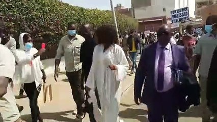 Adji Sarr à son arrivée au tribunal de Dakar : "je dis oui au procès..."