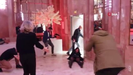 Fransa'da Le Pen'i protesto eden eylemci yerde sürüklenerek dışarı çıkarıldı