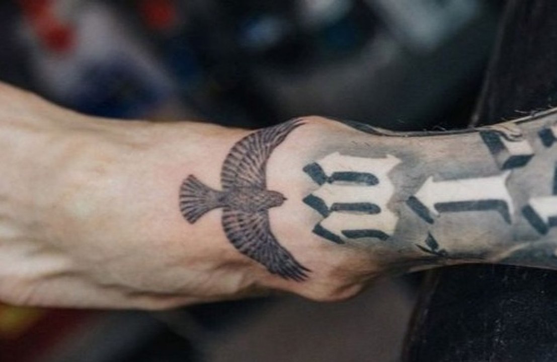 Travis Barker gets a tattoo in memory of Taylor Hawkins