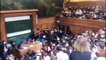 Sorbonne Üniversitesi'nde Macron ve Le Pen protesto edildi