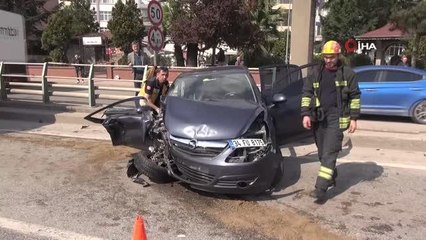 Orta refüje çarpan otomobil hurdaya döndü, sıkışan yaralıları itfaiye ekipleri çıkardı