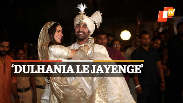 Watch | Ranbir Kapoor & Alia Bhatt Make Appearance After Marriage