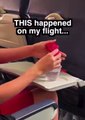 Une fille fait sa lessive pendant un vol en avion