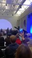 La polizia fa irruzione a Mosca al concerto contro la guerra: ma il pianista continua a suonare