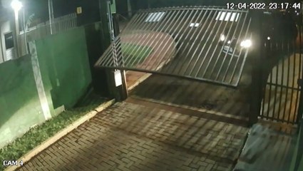 Jovens aproveitam portão aberto para furtarem bicicleta em condomínio